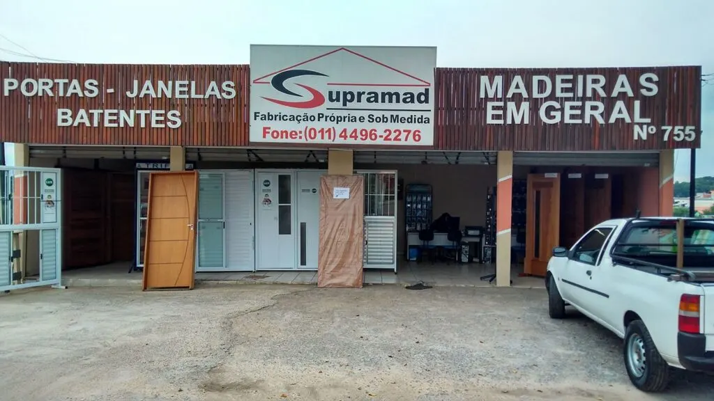 Fachada da Supramad Madeireira em Itupeva com portas, janelas e caminhonete branca