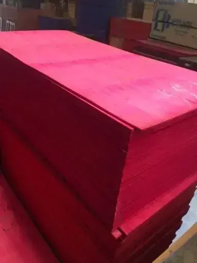 Chapas de madeirite resinado empilhadas