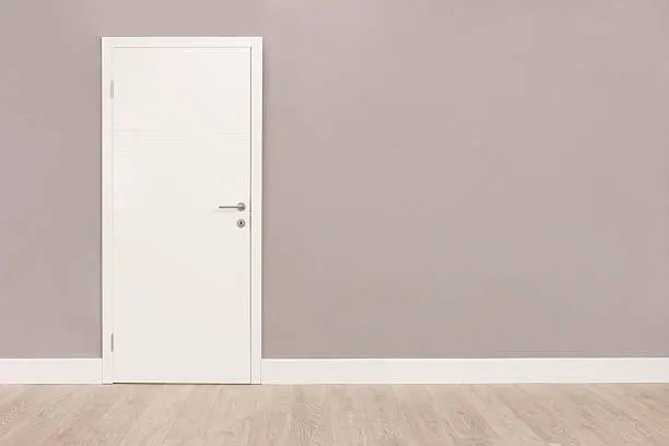 Porta lisa branca em ambiente interno